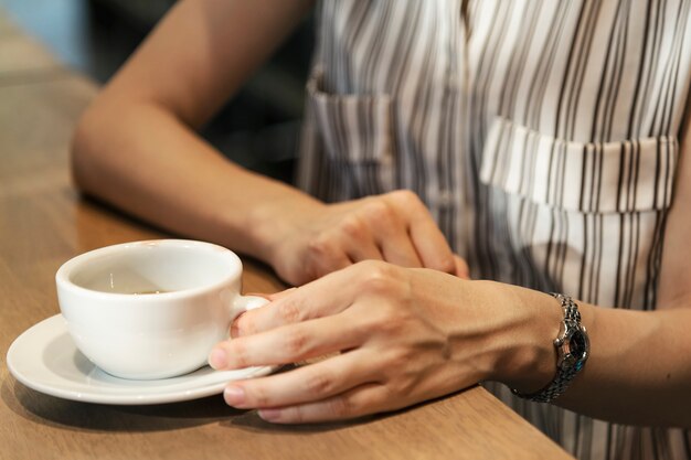 コーヒーを持っている日本人女性