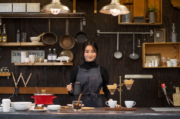 レストランでポーズをとる日本人女性