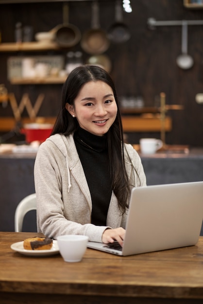 레스토랑에서 포즈를 취하는 일본 여성