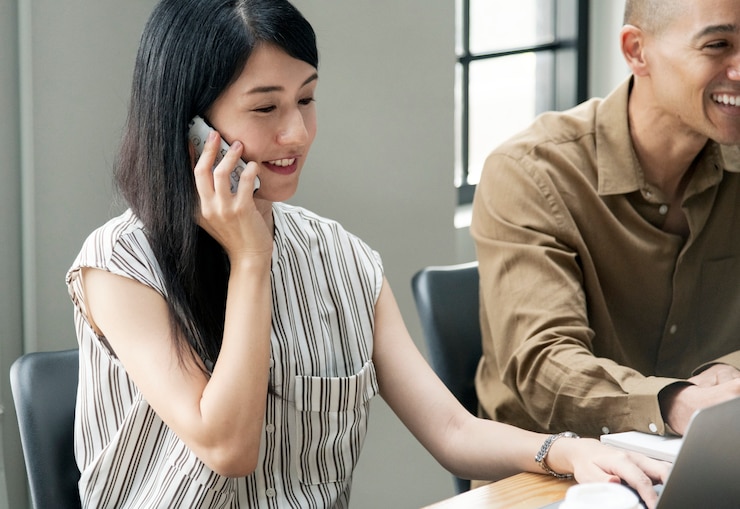 無料Photo 日本人女性が電話で話す
