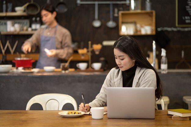 레스토랑에서 일하는 일본 여성