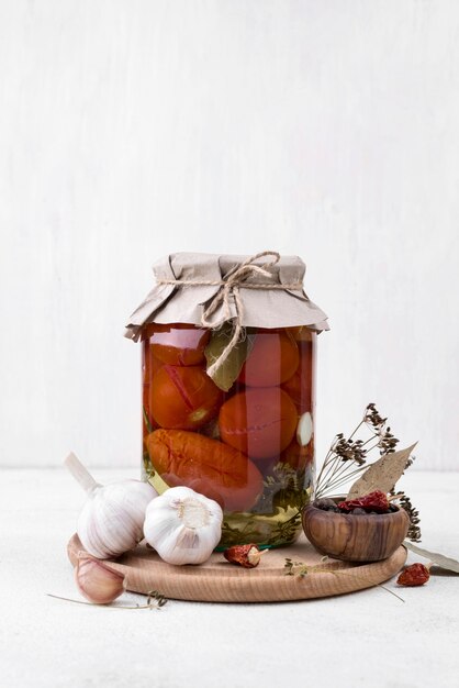 Jar arrangement with preserved vegetables