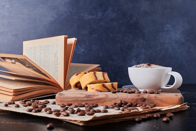 Barattolo di latte con polvere di caffè e fette di rollcake.