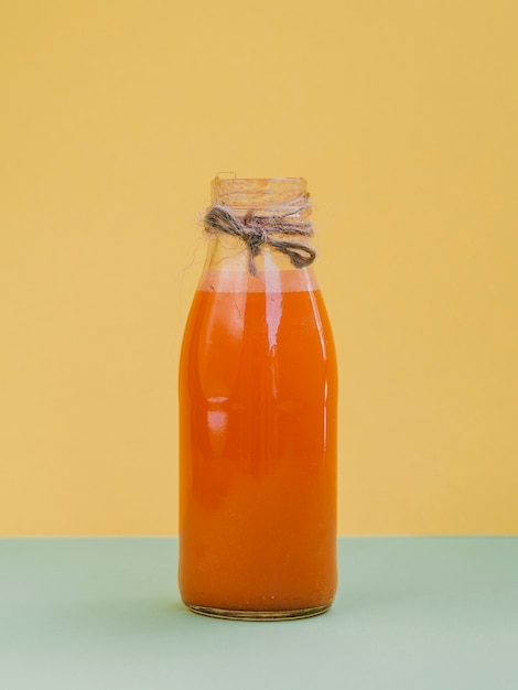 Vaso con succo di carota fresco e biologico