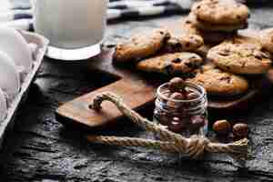 Foto gratuita vaso con noci accanto a delicious cookies