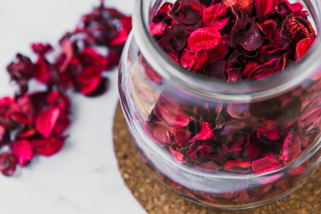 Foto gratuita vaso con petali di rosa