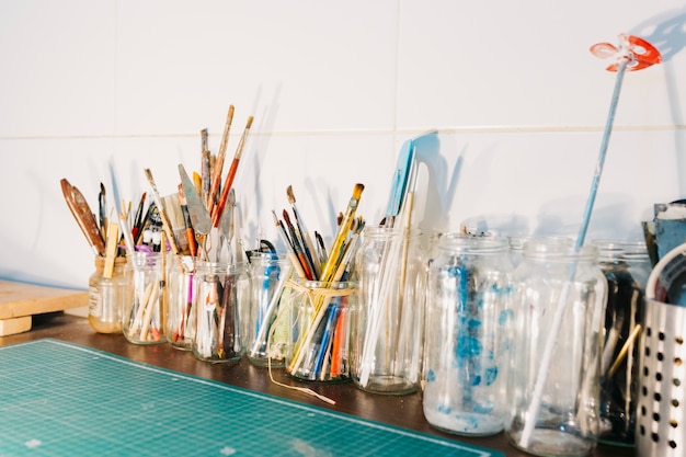 Free photo jars with brushes and spatulas