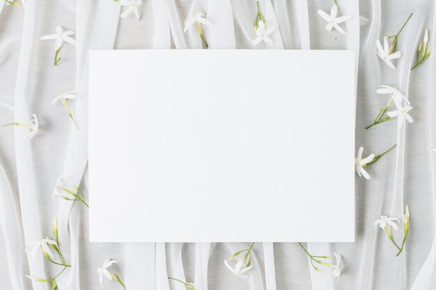結婚式の白いプラカードスカーフにjasminum Auriculatumの花に囲まれて 無料の写真