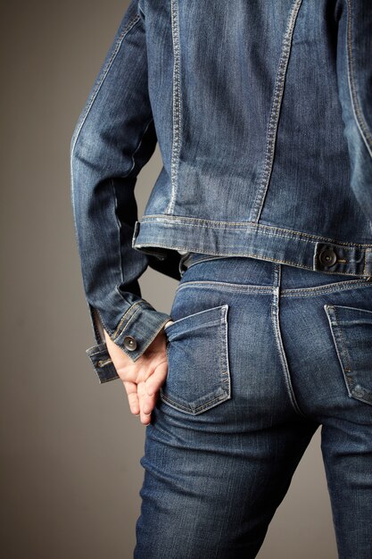 джинсовая деталь, украшенная моделью