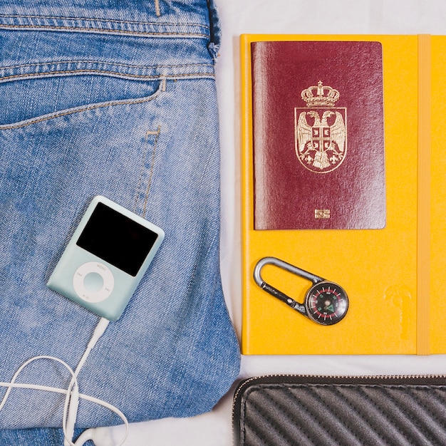 Foto gratuita jeans, lettore mp3 e passaporto