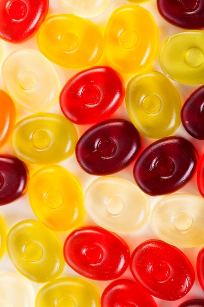 Foto gratuita caramelle di gelatina su un bianco