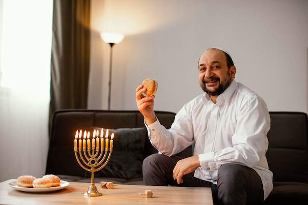 Бесплатное фото Еврей мужчина празднует святой день