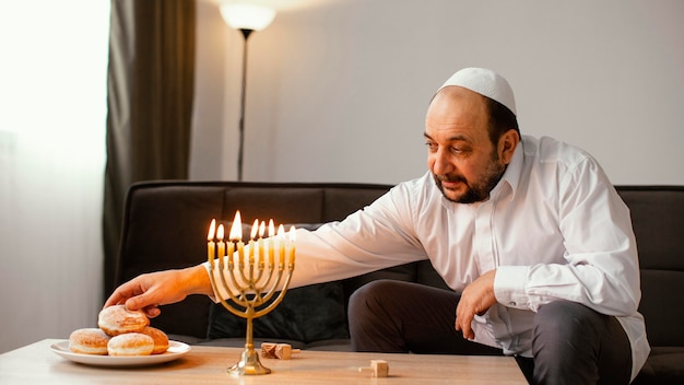 Foto gratuita uomo ebreo che celebra un giorno santo