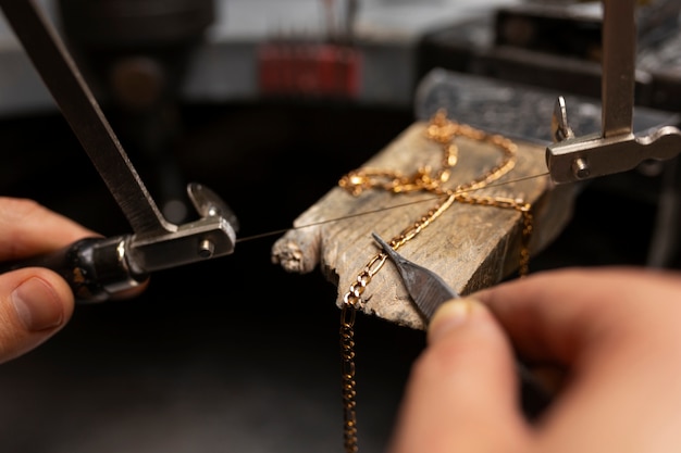 Free photo jeweler's hands making jewellery