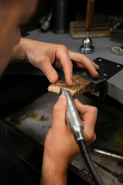 Le mani del gioielliere che realizzano gioielli