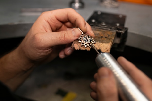 Free photo jeweler's hands making jewellery