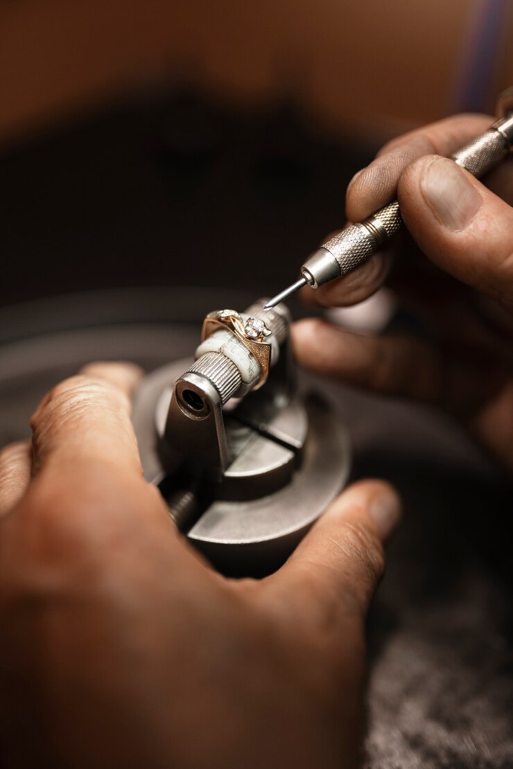 Free Photo jeweler working in the shop with equipment