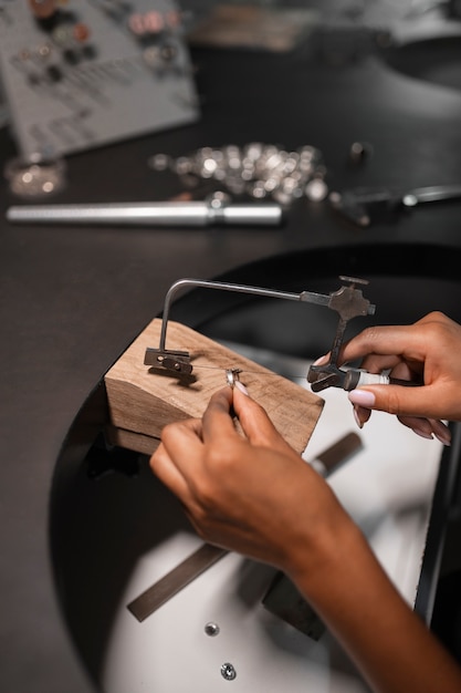 Free photo jeweler working in the shop with equipment