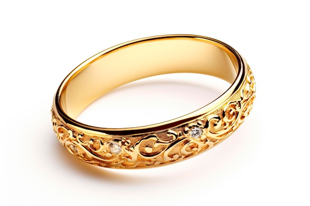 Бесплатное фото Ювелирное золотое кольцо на белом фоне