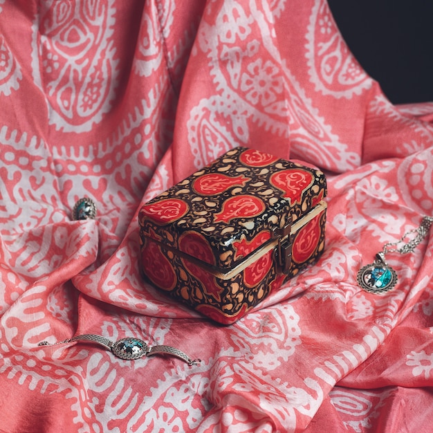 Ювелирные изделия в красной подарочной коробке