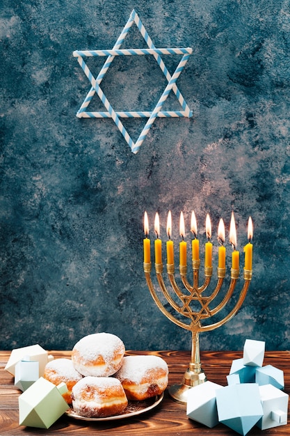 Foto gratuita dolci ebrei con candeliere su un tavolo