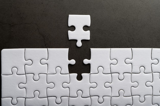 Free photo jigsaw puzzle with missing piece. missing puzzle pieces