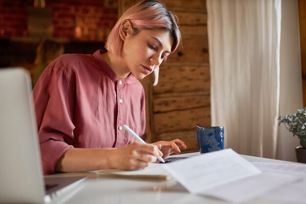 仕事、職業、フリーランス。紙に書く学生の女の子