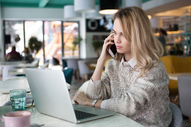 Foto gratuita carriera lavoro del progetto cercando utilizzando