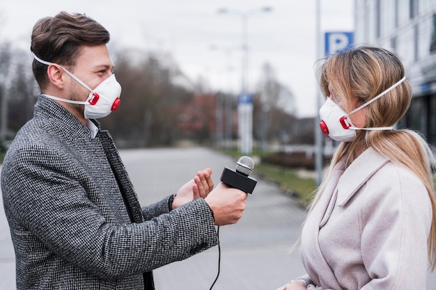 Foto gratuita giornalismo durante la quarantena