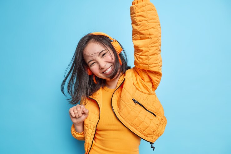 무료 Photo 즐거운 아시아 소녀는 점프하는 동안 공중에 펄럭이는 검은 머리가 재미 있습니다. 사람들의 라이프 스타일 행복