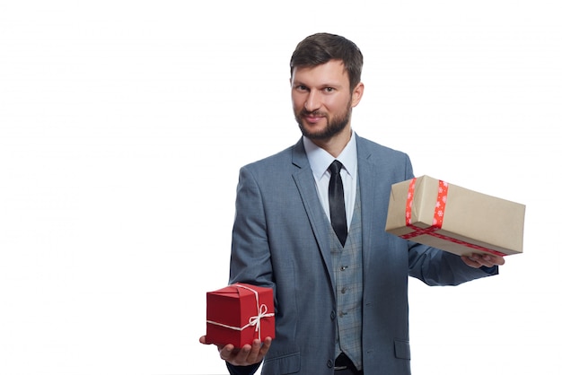 радостный бородатый бизнесмен с двумя подарочными коробками на белом фоне