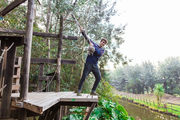 Ragazzo allegro tirando la corda