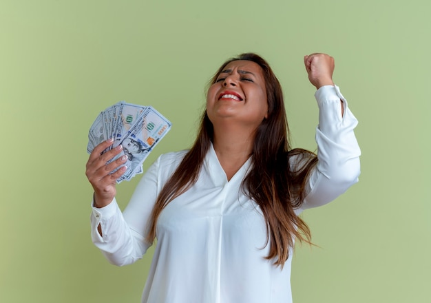 Foto gratuita gioiosa donna di mezza età caucasica casual tenendo i soldi e mostrando il gesto di sì