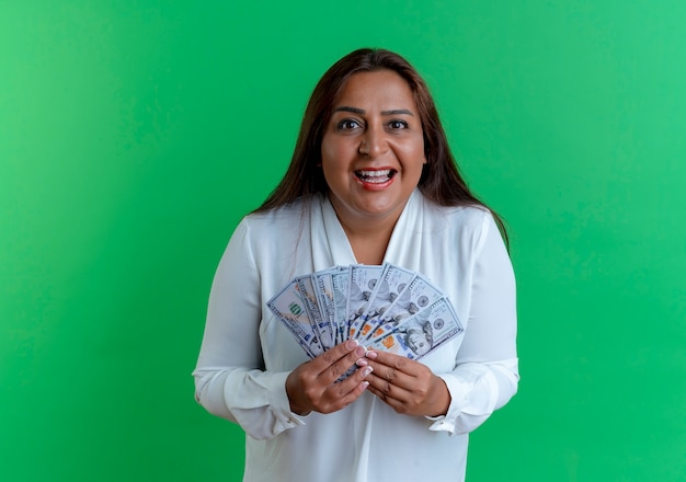 Бесплатное фото Радостная случайная кавказская женщина средних лет, держащая деньги