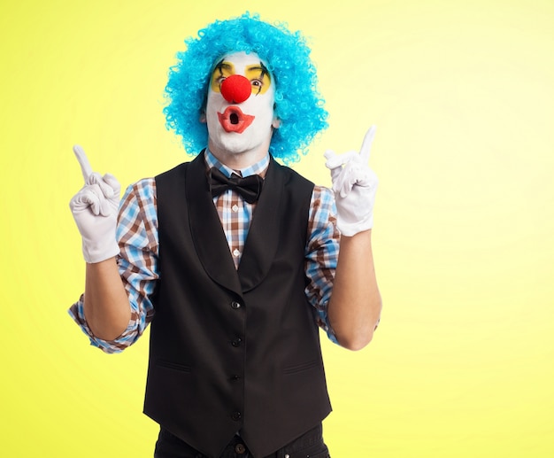 Радостный клоун с голубой парик и белые перчатки