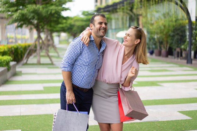 買い物客の楽しいカップルは購入に驚いた。