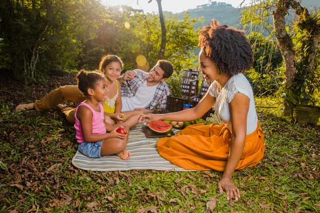 Радостная семья, имеющая пикник