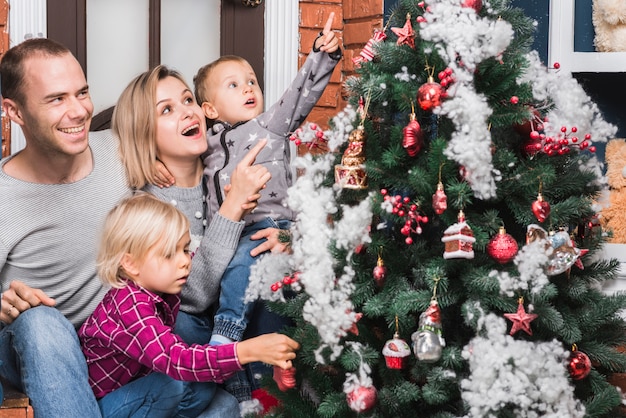 Foto gratuita famiglia gioiosa con albero di natale