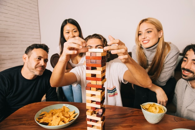 Amici gioiosi che giocano gioco da tavolo