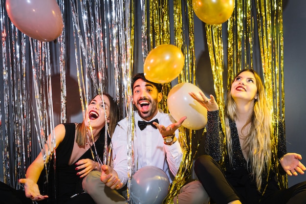 Бесплатное фото Радостные друзья с воздушными шарами на праздновании 2018 года
