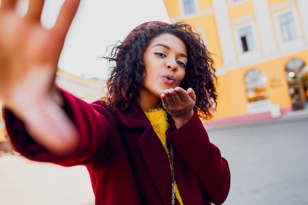 Free photo joyful  woman with wavy hairs making self portrait