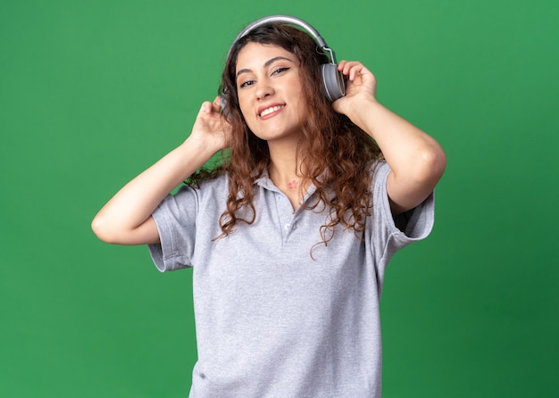 Радостная молодая симпатичная кавказская женщина в наушниках, слушать музыку