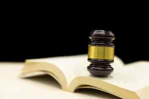 Бесплатное фото Молоток судей на книгу и деревянный стол. закон и справедливость концепции фон.