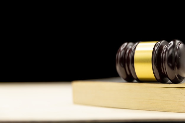 無料写真 本と木製のテーブル上の裁判官小槌。法と正義の概念の背景。