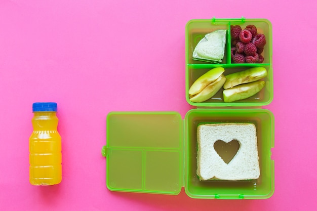 Succo vicino al lunchbox con il cibo