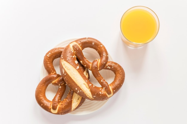 Foto gratuita succo e pretzel