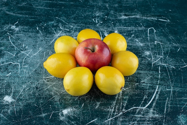 달콤한 레몬과 대리석 테이블에 빨간 사과.