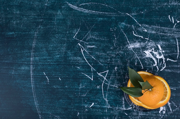 Free photo juicy sliced orange with green leaves,  top view