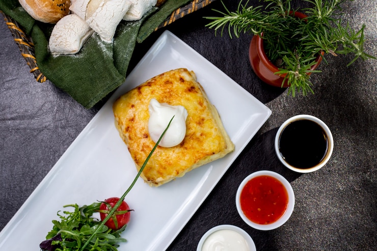 Free Photo julienne mushroom cream chicken cheese sour cream on top green salad top view