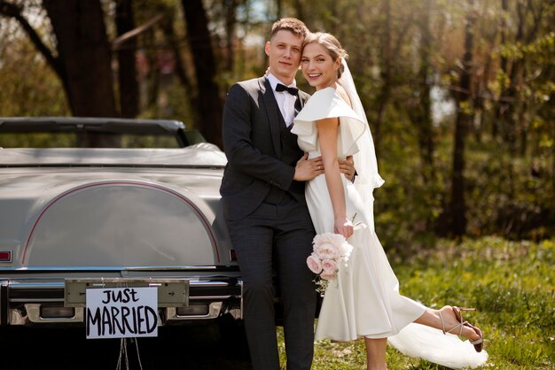 車で結婚したばかりのカップル